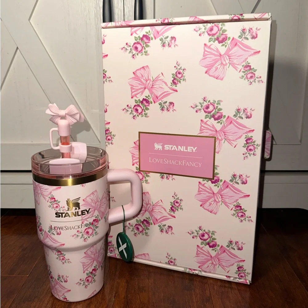 Stanley x Love Shack Fancy Holiday Quencher 20 oz Rosa Beaux Pink - Picture 6 of 11
